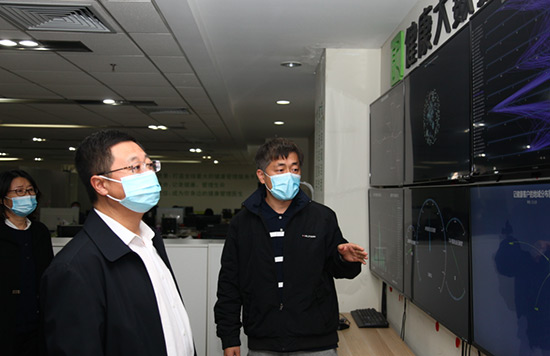 4工作人員向常司長介紹大數(shù)據(jù)運(yùn)行中心.jpg